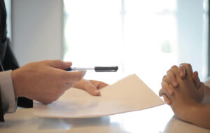 امضا و تصدیق حضور یکی از طرفین در دفترخانه
