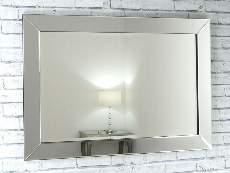 نمایی از یک آینه با فریم نقره‌ای