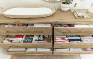 از کشوهای جادار برای سازماندهی و بهینهسازی فضای اتاق خواب استفاده کنید.